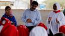Ayah Malala Yousafzai, Ziauddin Yousafzai berbicara dengan para siswi saat melakukan kunjungan di sekolah menengah Nasib saat kinjungannya di kamp pengungsian Dadaab, dekat perbatasan antara Kenya-Somalia, (12/7). (REUTERS/Thomas Mukoya)