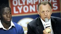 Presiden Lyon, Jean-Michel Aulas (kanan) saat konferensi pers rekrutmen bek kiri FC Porto, Aly Cissokho (kiri) di Lyon, 20 Juli 2009. AFP PHOTO / JEFF PACHOUD 