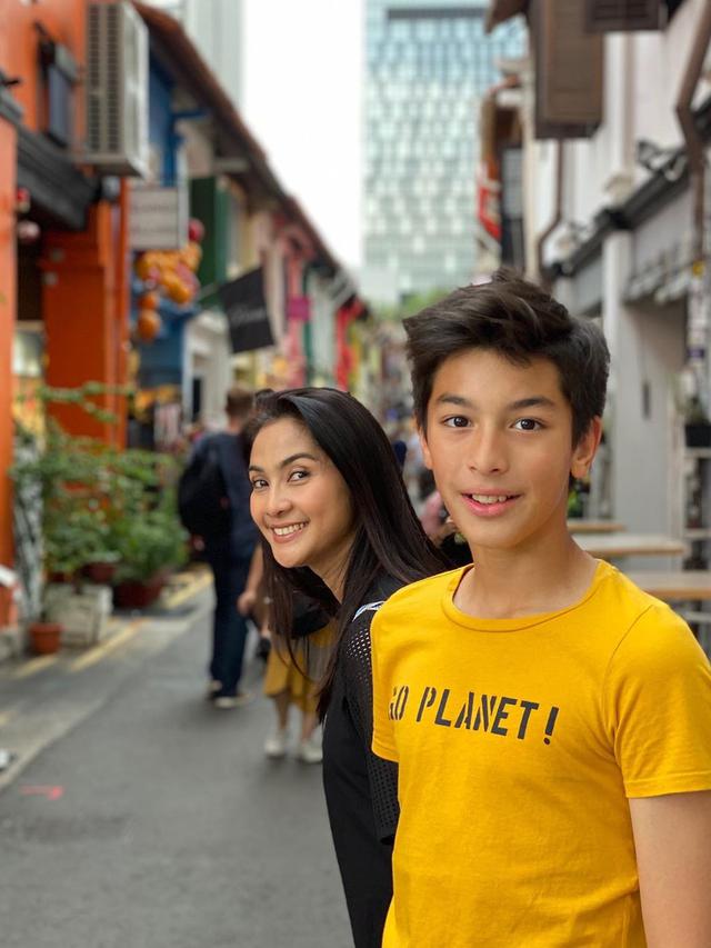 Bak Kakak Beradik, Ini 7 Potret Kebersamaan Maudy Koesnaedi dan Putranya