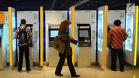 Nasabah melakukan transaksi di ATM Mandiri, Jakarta, Senin (29/4/2019). Aset Bank Mandiri pada Kuartal I 2019 tercatat sebesar Rp 1.206,0 triliun, naik 9,8 persen dari akhir Maret 2018. (Liputan6.com/Angga Yuniar)
