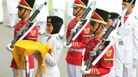 Cut Aura Maghfirah Putri Wakil dari DI Aceh Merupakan Pembawa Baki Paskibraka Nasional 2016 (Dokumentasi Istana Negara Republik Indonesia)