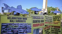 Aktivis dari Ecoton (Pengamatan Ekologi dan Konservasi Lahan Basah) nan mengenakan topeng ikan ikut serta dalam unjuk rasa menyerukan sungai bersih bebas sampah dan limbah industri, serta perlindungan ikan sungai, sebagai bagian dari seremoni Hari Lingkungan Hidup Sedunia di Surabaya, Jawa Timur, Jumat 5 Juni 2026. (JUNI KRISWANTO/AFP)
