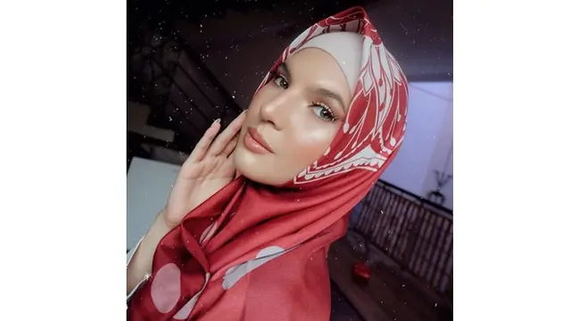 6 Gaya Berhijab Mikaila Patritz, Ratu Vampir di Sinetron GGS yang Sudah Mualaf