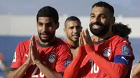 Mohamed Salah (kanan) antar Mesir lolos ke Piala Dunia 2026. (Abdel Majid BZIOUAT / AFP)