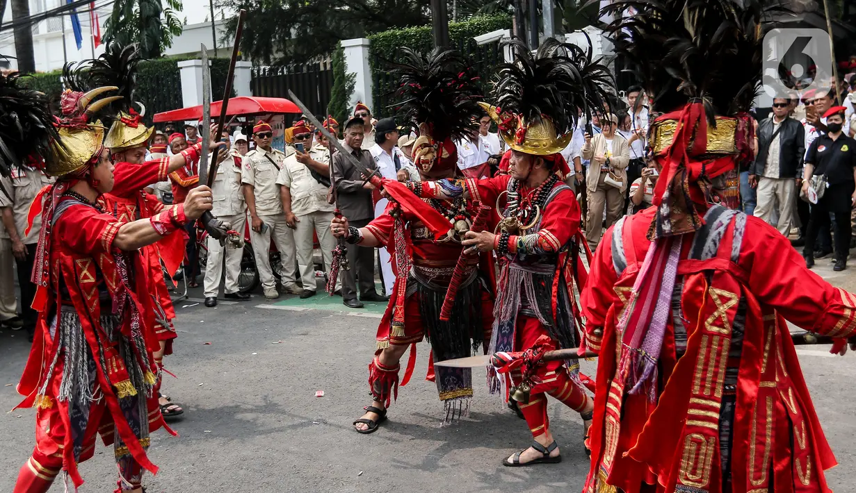 Selain itu, dalam arak-arakan dari Taman Suropati menuju gedung KPU RI ada pula kirab pakaian adat dari seluruh Indonesia. (Liputan6.com/Angga Yuniar)