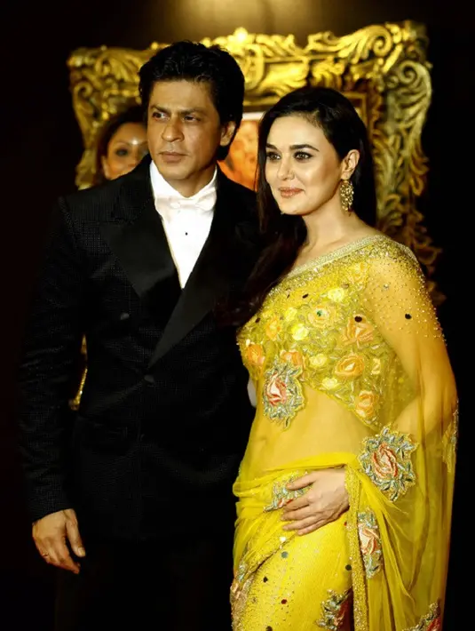 Preity Zinta dan Shahrukh Khan pernah berakting di film Kal Ho Naa Ho. Film ini bercerita tentang cinta segitiga antara Saif Ali Khan, Shahrukh Khan, dan Preity Zinta. (Foto: missmalini.com)