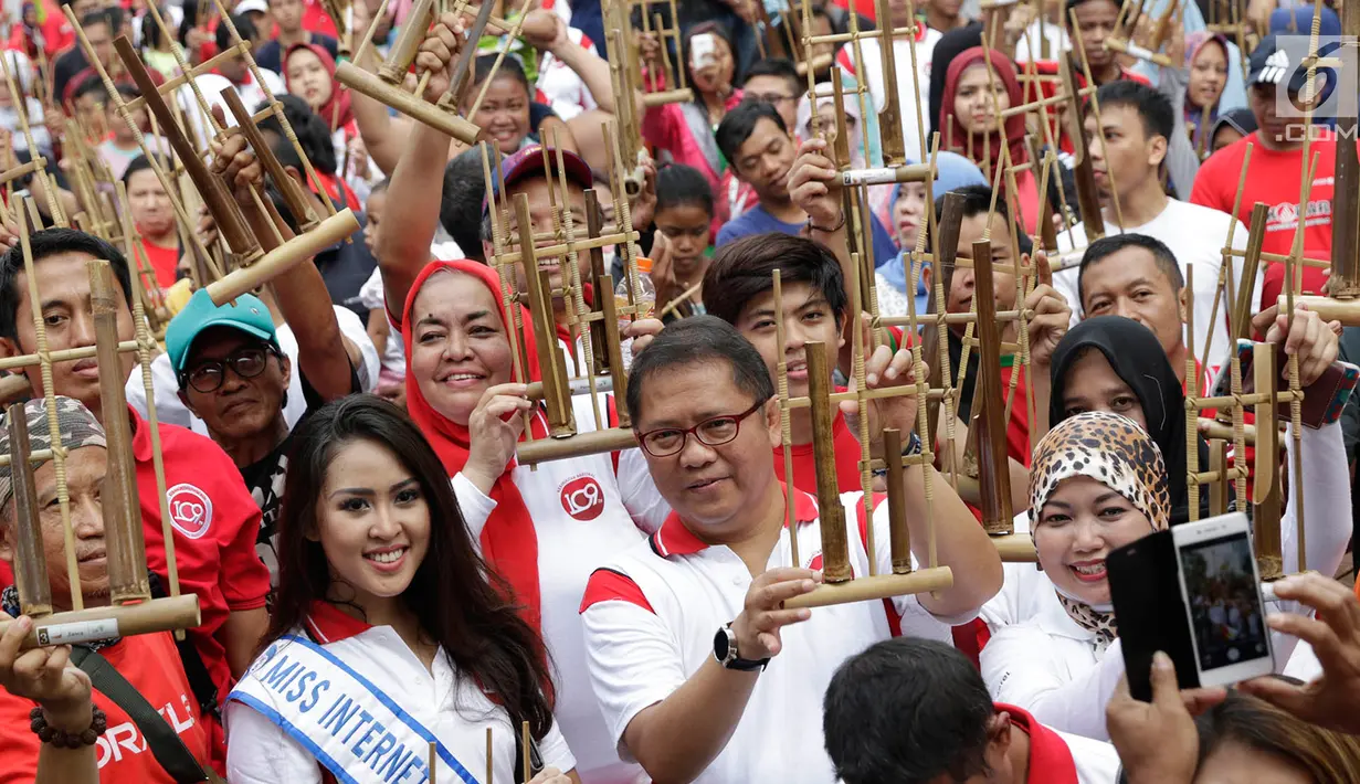 Menkominfo Rudiantara meramaikan acara 'Bangkit Indonesia' di Lokasi Car Free Day (CFD), Jakarta, Minggu (21/5). Dalam acara itu, Rudiantara bermain angklung bersama untuk menunjukkan harmonisasi dan kesatuan Indonesia. (Liputan6.com/Immanuel Antonius)