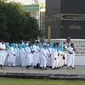 Sejumlah calon jemaah melakukan Tawaf saat manasik (latihan) haji di Asrama Haji Pondok Gede, Jakarta, Senin (23/5/2022). Latihan manasik haji tersebut untuk membekali para calon jemaah haji dan umrah terkait pemahaman tata cara pelaksanaan ibadah secara mandiri ketika di tanah suci. (Liputan6.com/Herman Zakharia)