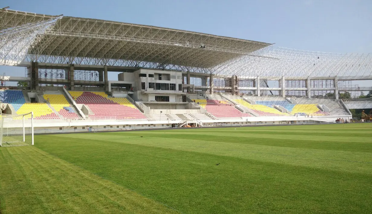 Hamparan rumput Zoysia Matrella tumbuh subur dan hijau, menjadi kebanggaan Stadion Manahan. (Bola.com/Vincentius Atmaja)