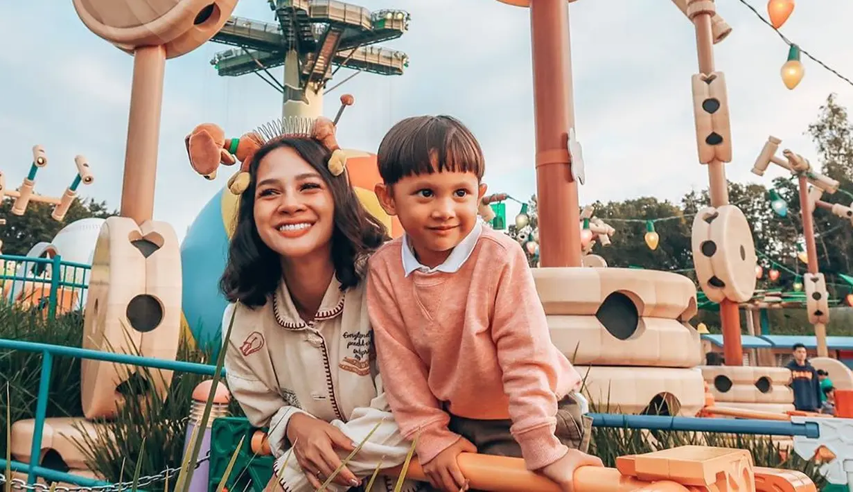 "Memang yang namanya kemerdekaan itu adalah hak bagi setiap orang, tapi di dunia seperti sekarang ini di mana kita dibatasi oleh berbagai macam hal termasuk limitasi diri kita sendiri. Akhirnya kita banyak melalui proses kemerdekaan diri kita sendiri," katanya. (Instagram/andienaisyah)