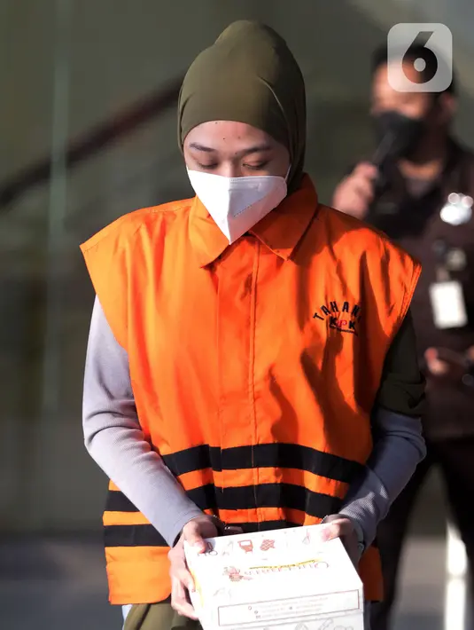 Bendahara Umum DPC Partai Demokrat, Nur Afifah Balqis usai menjalani pemeriksaan di Gedung KPK, Jakarta, Kamis (27/1/2022). Nur Afifah Balqis diperiksa terkait kasus dugaan suap pengadaan barang dan jasa serta perizinan di Pemkab Penajam Paser Utara (PPU). (Liputan6.com/Helmi Fithriansyah)