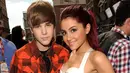 "Pertama, Ariana tunangan dengan Pete Davidson kemudian sekarang Justin Bieber dan Hailey Baldwin. Iblis bekerja keras namun Scooter Braun kerja lebih keras," tulis netizen. (Elle - Getty Images)