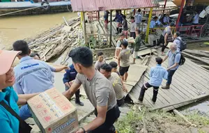 Bantuan untuk korban banjir dari ITM Group disalurkan menggunakan kapal.