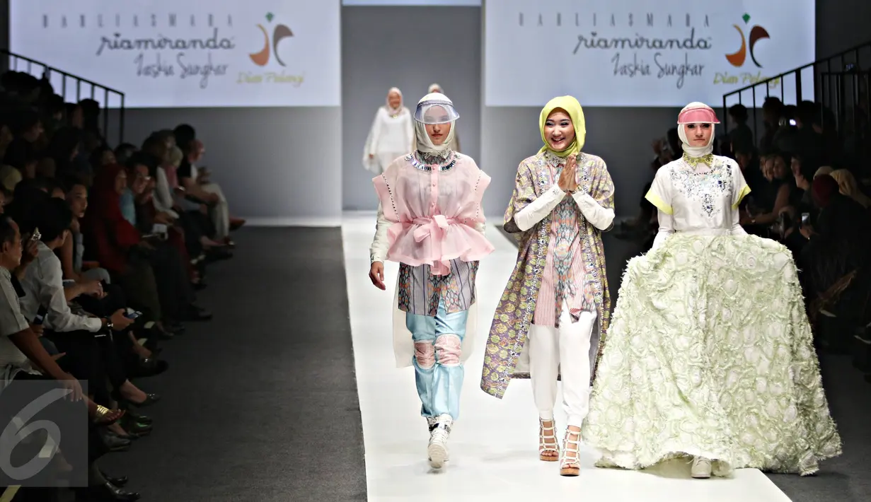 Desainer Dian Pelangi (tengah) berjalan bersama para model saat pembukaan Jakarta Fashion Week (JFW) 2016 di Senayan City, Sabtu (24/10/2015). Pekan mode terbesar di Asia Tenggara ini berlangsung selama 24-30 Oktober . (Liputan6.com/Imanuel Antonius)