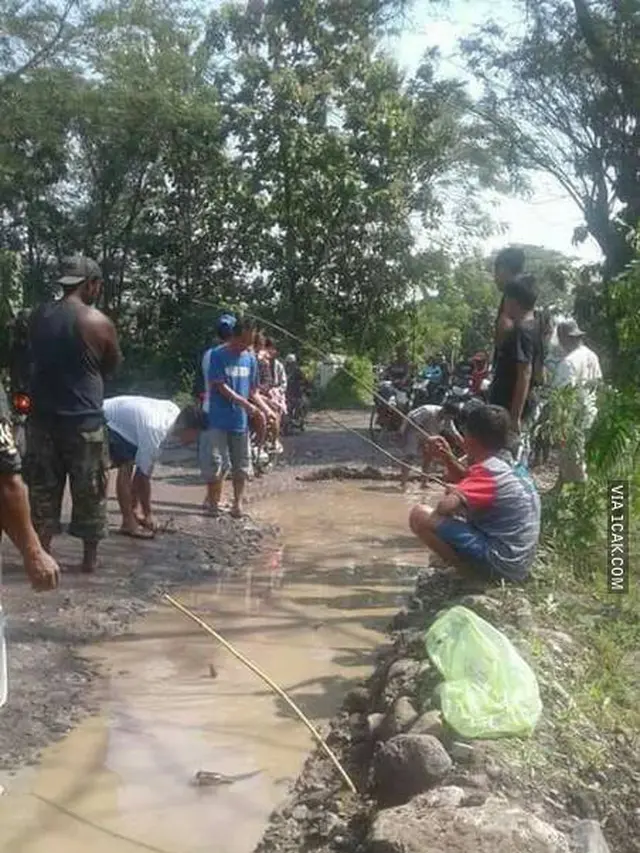 10 Potret Absurd Orang Saat Mancing, Enggak Bakal Dapat Ikan