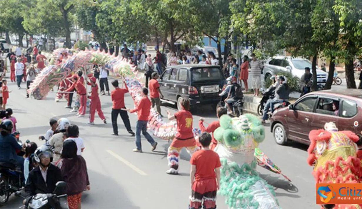 Citizen6, Makassar: Sejumlah umat Budha melakukan atraksi barongsai saat mengarak patung Budha di Makassar, Sulawesi Selatan.