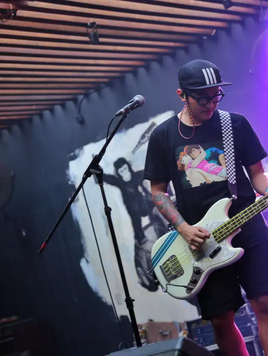 “Setelah kita ngobrol dengan Universal, mereka membebaskan. Jadi kita bawa lagu ke Universal terus mereka approve. Mereka bilang, 'yang paling tahu Pee Wee Gaskins ya kalian sendiri,” ungkap Dochi. (Adrian Putra/Bintang.com)