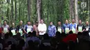 Presiden Joko Widodo foto bersama dengan para petani usai berdialog dengan petani saat penyaluran Izin Pemanfaatan Hutan Perhutanan Sosial (IPHPS) di Tuban, Jawa Timur, Jumat (9/3). (Liputan6.com/Angga Yuniar)