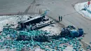 Personel darurat bekerja di lokasi kecelakaan fatal di luar Tisdale, Saskatchewan, Kanada, Sabtu, (7/4). Sebuah bus yang membawa tim hoki Humboldt Broncos junior menabrak truk. (Jonathan Hayward/The Canadian Press via AP)