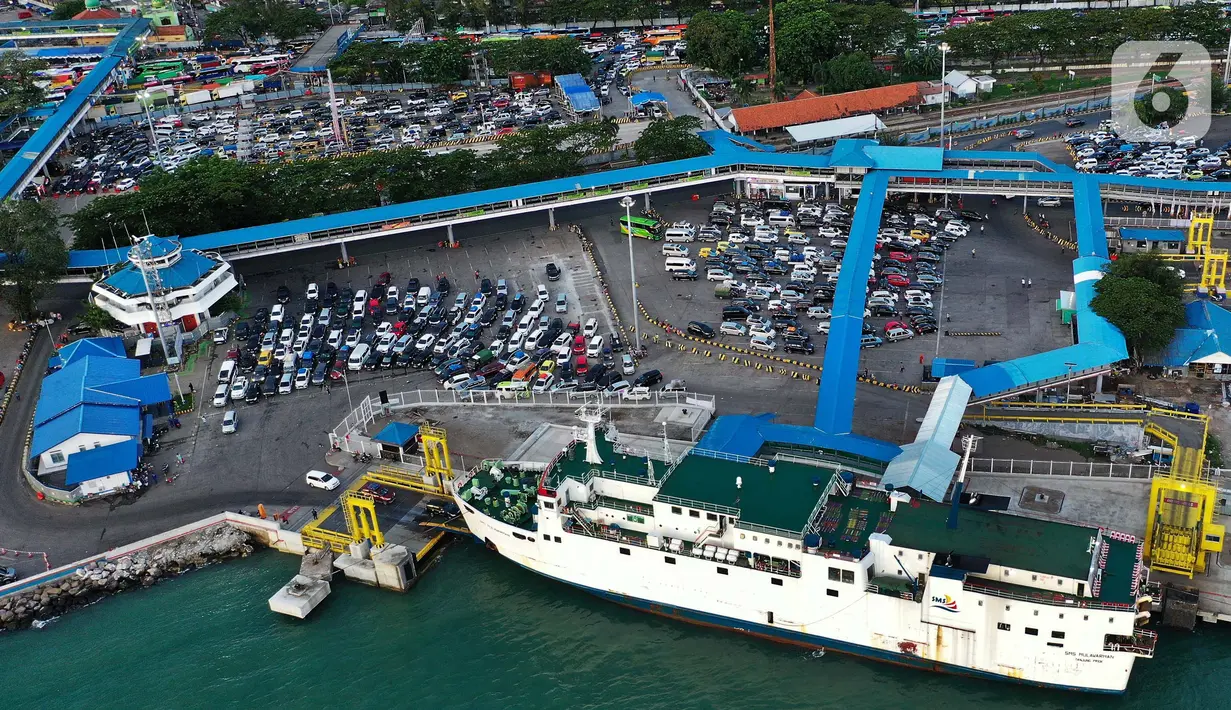 Memasuki H-4 Lebaran 2024, pemudik memadati Pelabuhan Merak, Cilegon, Banten. (Liputan6.com/Angga Yuniar)