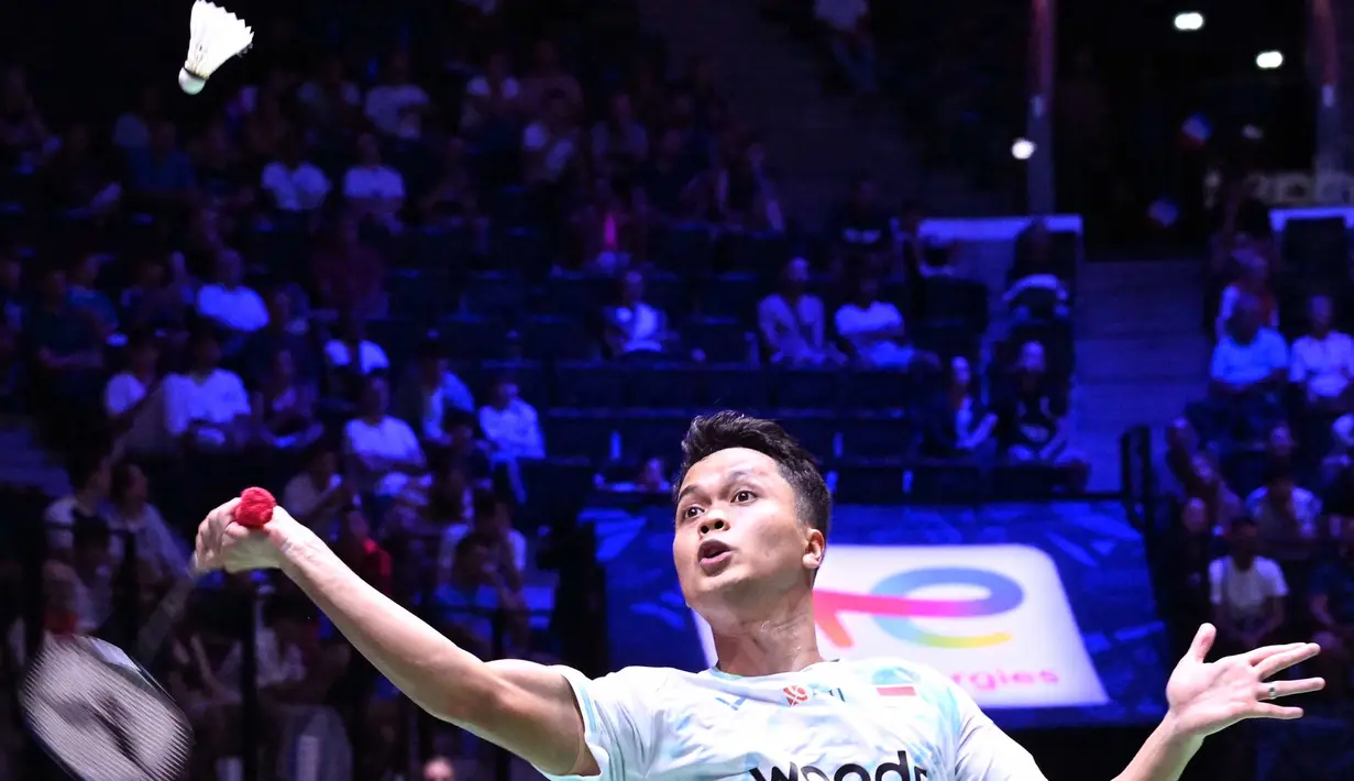Anthony Sinisuka Ginting tumbang setelah meladeni perlawanan Toma Junior Popov selama tiga set dengan skor akhir 18-21, 21-19, 23-25 untuk kemenangan tunggal putra tuan rumah. (Bertrand GUAY/AFP)