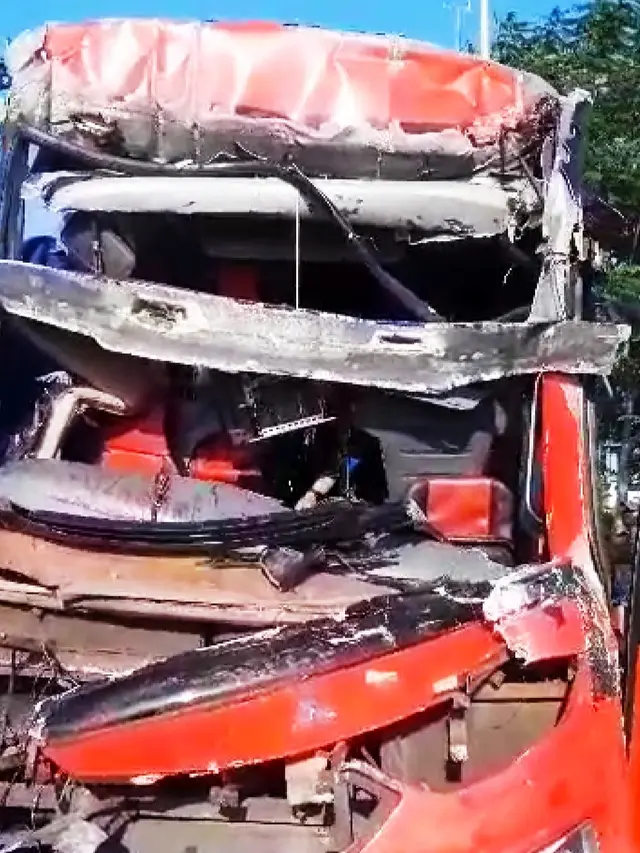 Bus DPRD Kota Surabaya yang ringsek bagian depannya setelah menabrak bokong truk di Tol Grati Pasuruan. (Istimewa)