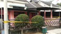 Rumah Indria Kameswari di garis polisi. (Achmad Sudarno/Liputan6.com)