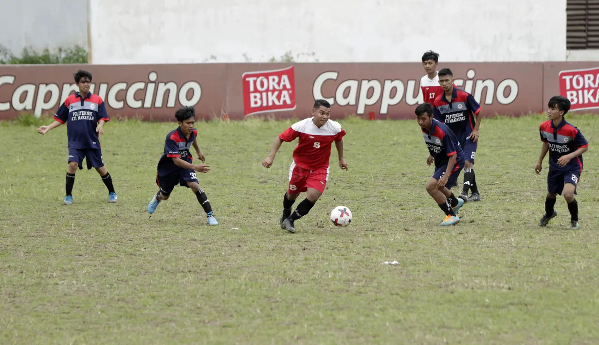 Pemain STIMED Nusa Palapa berusaha melewati pemain Poltek Atim pada laga Torabika Campus Cup 2017 di Stadion UNM, Makassar, Selasa, (17/10/2017). STIMED Nusa Palapa menang 7-1 atas Poltek Atim. (Bola.com/M Iqbal Ichsan)