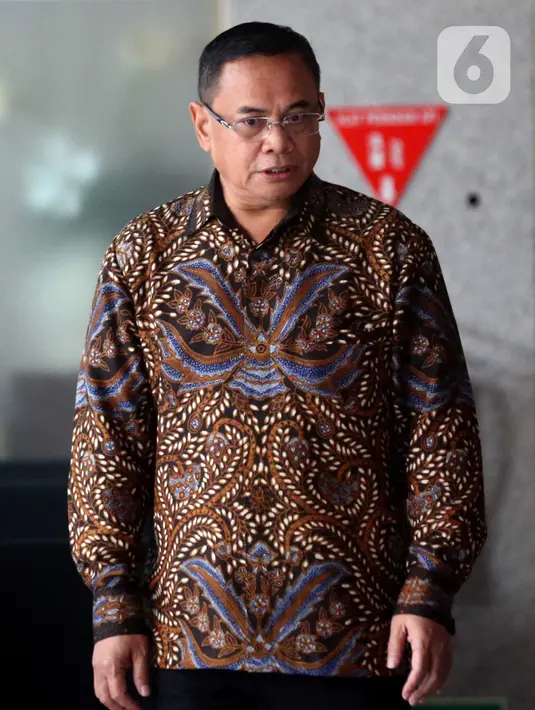 Sudewo tiba dan menjalani pemeriksaan pada Rabu (27/8/2025) sekitar pukul 09.45 Wib. Dia tampak mengenakan batik lengan panjang. (Liputan6.com/Helmi Fithriansyah)