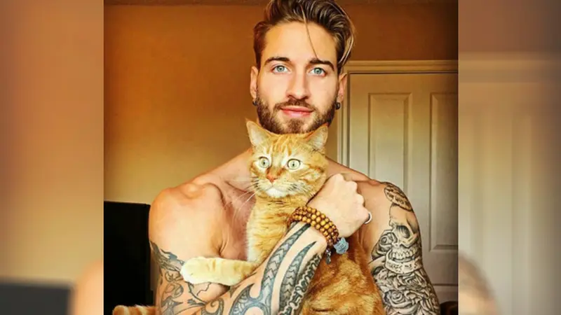 Pose Seksi Pria Ganteng Bareng Kucing Buat Wanita Klepek-klepek