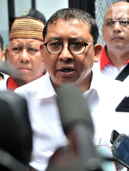Wakil Ketua DPR Fadli Zon memberikan keterangan kepada awak media usai menjenguk Ahmad Dhani di Rutan Klas I Cipinang, Jakarta, Rabu (6/2). Fadli Zon dan Fahri mempertanyakan rencana pemindahan Ahmad Dhani ke Surabaya. (Merdeka.com/Iqbal S Nugroho)