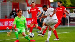 Gelandang Bayern Munchen, Serge Gnabry, melepaskan tendangan ke gawang Union Berlin pada laga Bundesliga  di Alte Foersterei, Minggu (17/5/2020). Bayern Munchen menang 2-0 atas Union Berlin. (AP/Hannibal Hanschke)