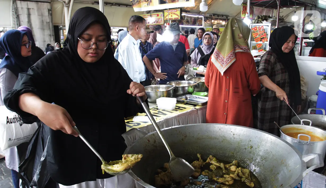 Festival ini menampilkan ragam budaya dan aneka kuliner khas Minangkabau. (merdeka.com/Imam Buhori)