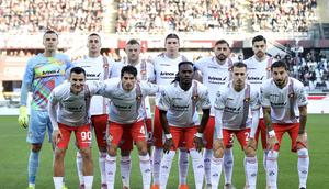 Emil Audero (paling kiri atas) bersama skuad Cremonese di pertandingan Liga Italia 2025/2026. (X/Cremonese)