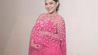 5 Potret Detail Mini Dress Pink Amanda Manopo, Baby Bump Curi Perhatian