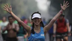Peserta Mandiri Jakarta Marathon 2015 tampak ceria saat berlari menuju finish di halaman Monumen Nasional, Minggu (25/10/2015). (Bola.com/Vitalis Yogi Trisna)