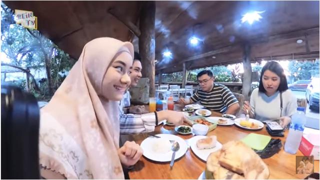 Pertama Kali ke Manado, Ini 6 Momen Hangat Dinda Hauw dan Kakak Rey Mbayang