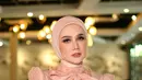 Mulan Jameela sekarang fokus terjun ke dunia politik. Lihat di sini penampilan cantik Mulan Jameela dalam balutan dress terstruktur bernuansa baby pink super cantik. Dress ini memiliki detail bordir yang tak kalah cantik dengan kerah tinggi dan pita manis di tengah kerah. Penampilannya disempurnakan dengan hijab polos berwarna senada. [Foto: Instagram/andiandalusia]