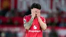 Pemain Manchester United, Lisandro Martinez, tampak kecewa setelah mendapat kartu merah saat melawan Leeds United pada pekan ke-32 Premier League 2025/2026 di Stadion Old Trafford, Selasa (14/4/2026). (AP Photo/Dave Thompson)