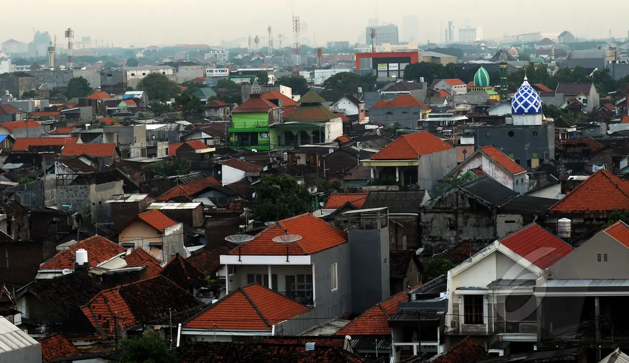 Kepadatan bangunan di Kota Surabaya terlihat dari ketinggian, Jumat (17/4/2015). Pada 2014 lalu, pertumbuhan penduduk di Surabaya rata-rata 1,86 persen per tahun (dikutip dari suarasurabaya.net). (Liputan6.com/Helmi Fithriansyah)