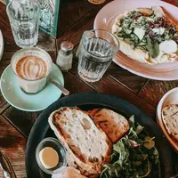 Ketika sedang menikmati tahun baru, pastikan menu yang tersaji sudah sesuai dengan suasana tahun baru yang menyenangkan. (Foto: Unsplash.com/Kate Darmody)