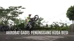 Lina Maulany bukan gadis biasa. Dia adalah seorang gadis stunt rider motor. Meski bertubuh mungil, ia mampu menaklukkan motor berukuran 250 CC dengan begitu mudahnya. Liukannya dengan sepeda motor menorehkan berbagai gelar dan prestasi juara