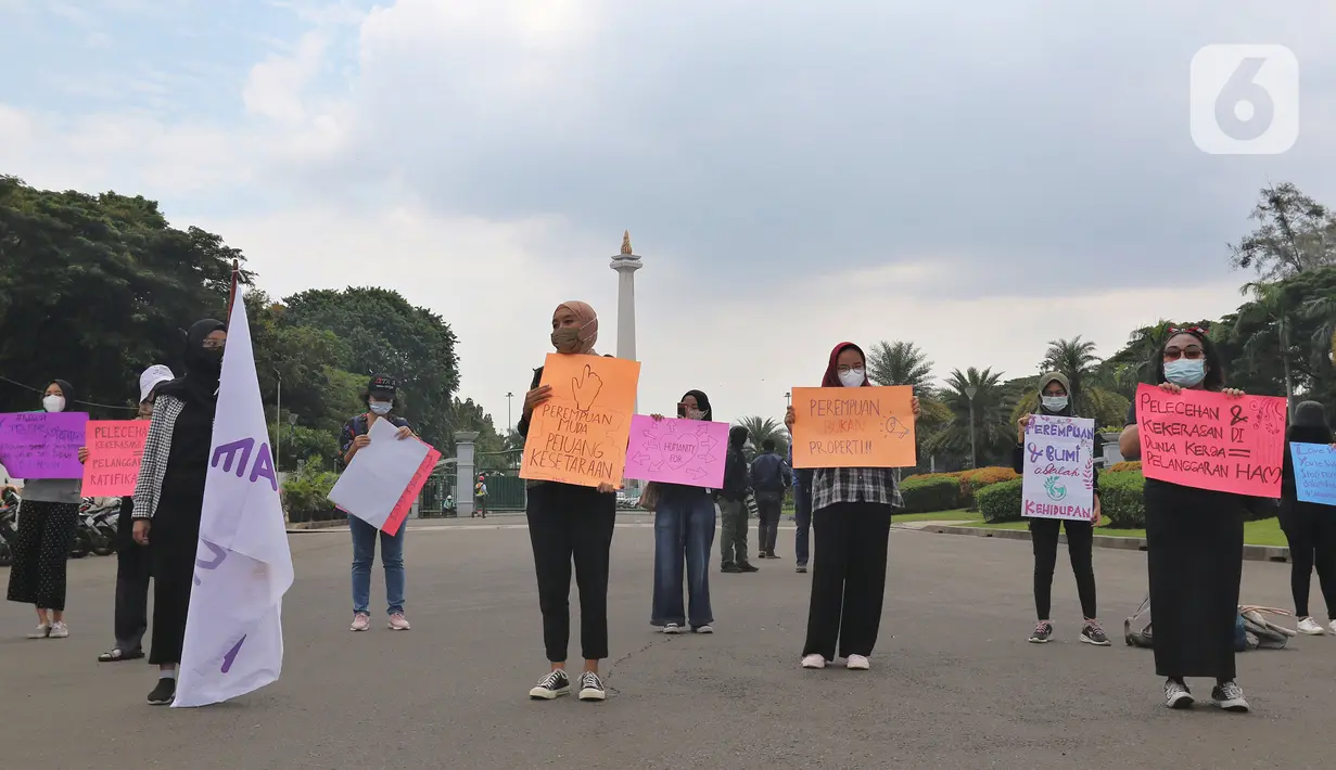 Aktivis Perempuan Mahardhika menggelar aksi memperingati Hari Perempuan Sedunia di Kawasan Patung Kuda Arjuna Wijaya, Jakarta, Senin (8/3/2021). Dalam aksinya mereka meminta pemerintah mengakui kekerasan seksual sebagai pelanggaran HAM hingga mencabut UU Cipta kerja. (Liputan6.com/Herman Zakharia)