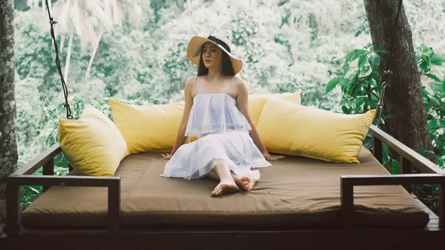 FOTO: Gaya Febby Rastanty Pakai Topi Pantai, Tampil Mempesona