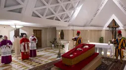 Foto tersebut diambil di kapel Casa Santa Marta, kediaman Paus Fransiskus selama menjalani misi kepausan di Vatikan. Di Casa Santa Marta, Paus Fransiskus mengembuskan napas terakhirnya pada Senin (21/4/2025) di usia 88 tahun. Menurut rencana, jenazah Paus Fransiskus akan dipindahkan ke Basilika Santo Petrus pada Rabu (23/4) besok. (Handout/VATICAN MEDIA/AFP)
