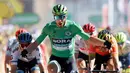 Pebalap sepeda Slovakia Peter Sagan melakukan selebrasi saat melintasi garis finish pada etape kelima Tour de France di Colmar, Prancis, Rabu (10/7/2019). Peter Sagan menjuarai etape kelima Tour de France setelah melewati rute sepanjang 175,5 Km dari Saint-Dié-des-Vosges ke Colmar. (AP Photo/Christo