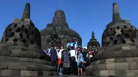 Wisatawan domestik maupun mancanegara terpesona dengan keindahan Candi Borobudur di kawasan Muntilan, Kabupaten Magelang, Jawa Tengah. (Liputan6.com/Switzy Sabandar) 