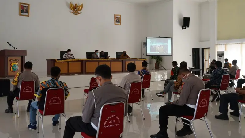 Polisi menggelar rapat untuk antisipasi penyebaran virus Corona atau Covid-19 di area pasar. (Foto: Liputan6.com/Bam Sinulingga)