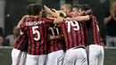 Pemain AC Milan, Mateo Musacchio dan rekan setimnya merayakan gol ke gawang HNK Rijeka dalam laga Grup D Liga Europa di San Siro, Kamis (28/9). Bertindak sebagai tuan rumah, Rossoneri –julukan Milan– sukses meraih kemenangan 3-2. (AP/Luca Bruno)