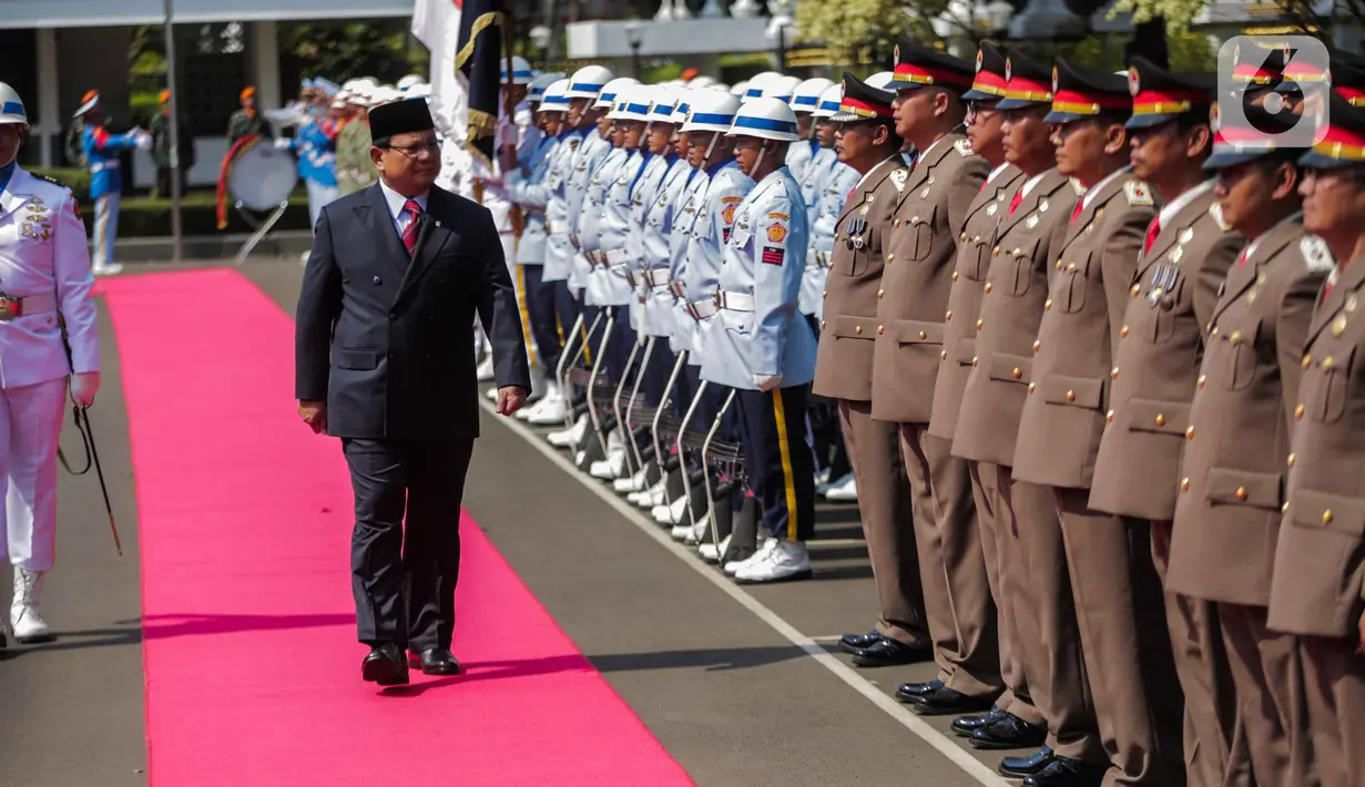 Menteri Pertahanan Prabowo Subianto memeriksa barisan pasukan kehormatan saat upacara penyambutan di Kementerian Pertahanan, Jakarta, Kamis (24/10/2019). Prabowo disambut upacara militer sebelum serah-terima jabatan (sertijab) Menteri Pertahanan dari Ryamizard Ryacudu. (Liputan6.com/Faizal Fanani)